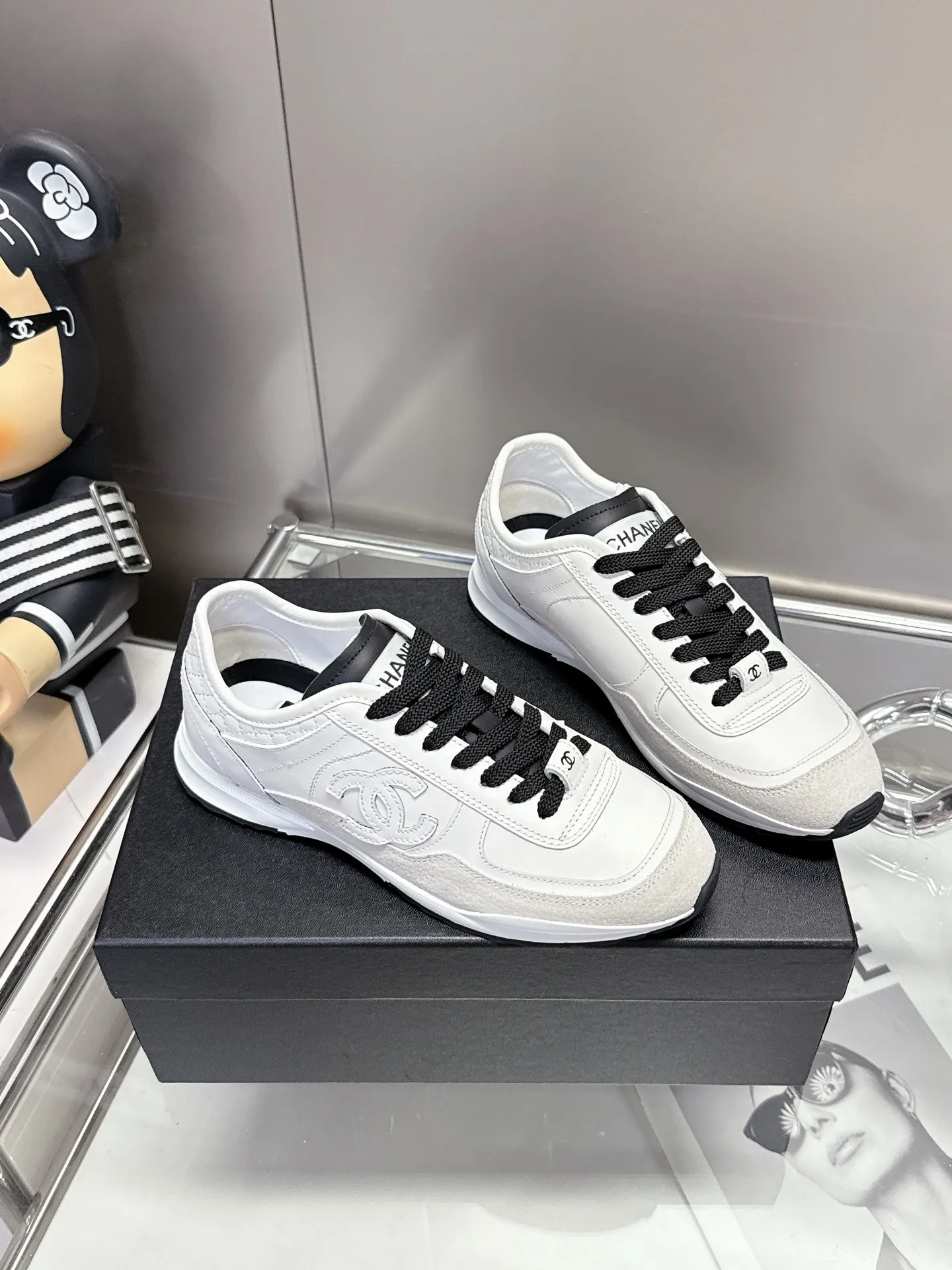 👟👟Ex-factory price 500👟👟 (size 35-40) Chanel 25p panda sneakers! It’s really out of the spotlight recently, and there’s a reason why it’s so popular! The upper is made of first-layer calfskin, with a sheepskin lining, which is breathable and comfortable. It has a full whitening effect and can easily show off your slender legs when paired with any style of clothes. Whoever wears it will look better~ The comfort level is simply amazing. Beauty and comfort coexist, and they are extremely versatile. Wearing it can easily walk ten or twenty thousand steps without any pressure, and it feels light and breathable. The classic black and white color scheme is really the best for spring and summer wear! No matter what kind of clothes you wear in daily life, you can never go wrong. You can mix and match them beautifully and look very delicate and stylish. People with wide feet don’t have to worry about making their feet look fat. Wearing it will make your feet look better. I really love this pair of shoes. Come and get a pair to make your steps more comfortable and fashionable!